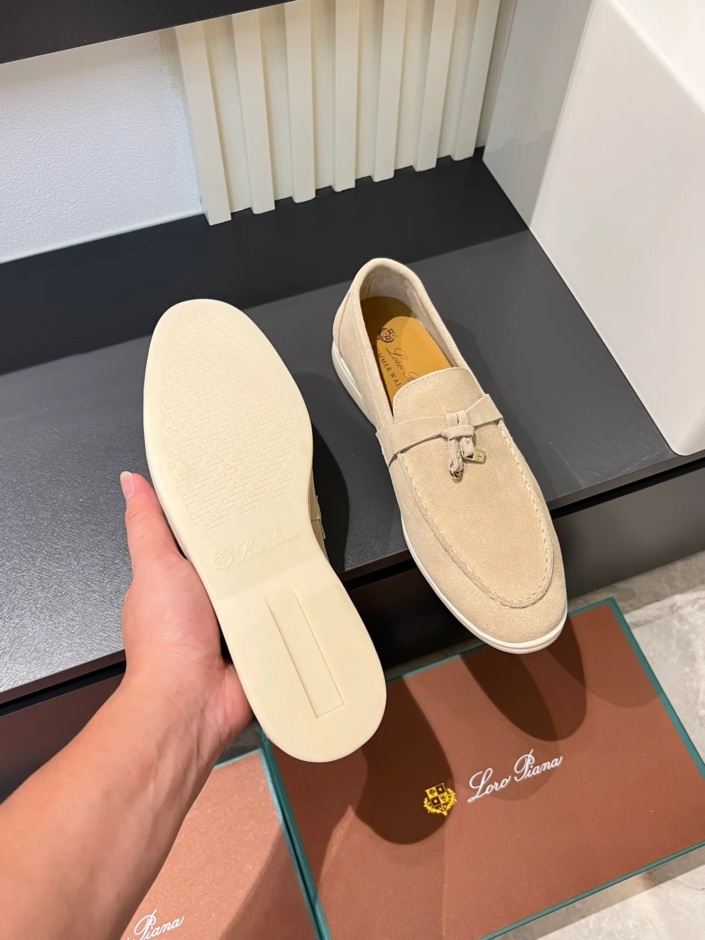 Men's shoes 💰p360 "Loro men's shoes 💰pian'*" Classic L men's shoes for couples 💰p Top version British flat loafers, a must-have item in old money style, the minimalist design is eye-catching and durable, a plus point for dressing The soft foot feel and texture are outstanding. They don’t scratch your feet and are very nice. They are matched with soft and waxy soles. They can be worn daily for a long time without getting tired. They are easy to wear, versatile and classic items, with perfect foot feel and texture! Imported cashmere fabric, the lining is made of imported A-grade water-dyed cow lining, the top version of the genuine leather midsole is sewn with pure handmade mark thread! Size: Female 35-40 (34. Customized) Male 38-44 (45.46. Customized)